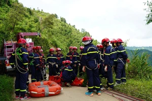 Sau nhiều giờ nỗ lực, đội tìm kiếm và cứu hộ đã đưa được thi thể nạn nhân lên bờ. (Ảnh ANTV Điện Biên)