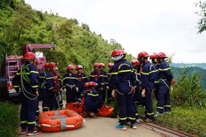 Sau nhiều giờ nỗ lực, đội tìm kiếm và cứu hộ đã đưa được thi thể nạn nhân lên bờ. (Ảnh ANTV Điện Biên)