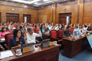 Các đại biểu thống nhất cao thông qua 12 nghị quyết quan trọng.