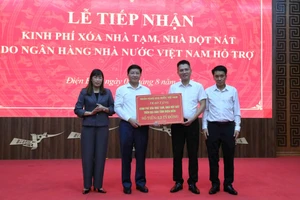 Ủy ban MTTQ Việt Nam tỉnh Điện Biên tiếp nhận tiền hỗ trợ.