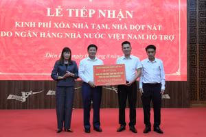 Ủy ban MTTQ Việt Nam tỉnh Điện Biên tiếp nhận tiền hỗ trợ.