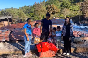 Các nhà hảo tâm hỗ trợ tiền và các nhu yếu phẩm cho gia đình người bị nạn.