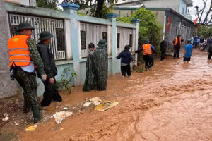 Cán bộ, chiến sĩ và lực lượng dân quân hỗ trợ người dân di tản.