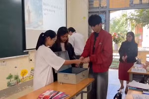 Học sinh trường PT DTNT THPT huyện Điện Biên tự giác cất điện thoại vào hòm đồ của lớp trước giờ học.