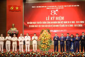 Ông Trần Quốc Cường, Bí thư Tỉnh ủy Điện Biên (thứ 6 từ bên phải) cùng lãnh đạo HĐND, UBND tỉnh Điện Biên tặng hoa chúc mừng lễ kỷ niệm. 