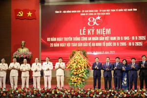 Ông Trần Quốc Cường, Bí thư Tỉnh ủy Điện Biên (thứ 6 từ bên phải) cùng lãnh đạo HĐND, UBND tỉnh Điện Biên tặng hoa chúc mừng lễ kỷ niệm. 
