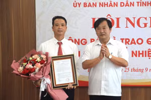 Phó Chủ tịch UBND tỉnh Điện Biên Vừ A Bằng (bên phải) trao quyết định bổ nhiệm chức vụ Phó Giám đốc Sở GD&ĐT cho ông Nguyễn Xuân Thuận. 