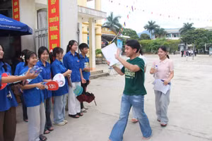 "Sĩ tử" Điện Biên phấn khởi sau khi hoàn thành bài thi.