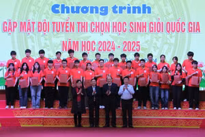 Trao quà cho các em học sinh tham gia đội tuyển học sinh giỏi quốc gia môn Toán, Lý, Hóa.