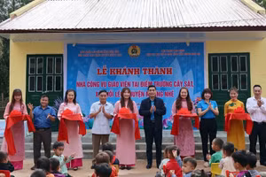 Cắt băng khánh thành nhà ở công vụ cho giáo viên vùng khó khăn điểm trường Cây Sặt, xã Huổi Lếch, huyện Mường Nhé (Điện Biên).