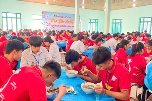 400 bát phở được trao đến các em học sinh vùng biên Nậm Pồ (Điện Biên).