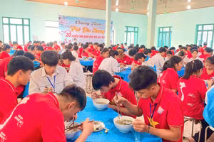 400 bát phở được trao đến các em học sinh vùng biên Nậm Pồ (Điện Biên).