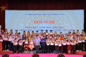 Lãnh đạo UBND huyện khen thưởng, vinh danh các tập thể, cá nhân có thành tích xuất sắc trong năm học 2023 - 2024.