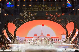 Toàn cảnh chương trình nghệ thuật với chủ đề “Rạng rỡ Việt Nam” tại lễ bế mạc.