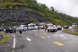 Sạt lở gây ắc tắc giao thông tại tuyến quốc lộ 12 đoạn qua xã Huổi Lèng, huyện Mường Chà (Điện Biên).