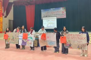 Hoạt động ngoại khóa vẽ tranh với chủ đề“Giáo dục kĩ năng phòng chống mua bán người”. 