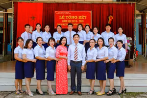 Tập thể sư phạm nhà trường chụp ảnh lưu niệm nhân dịp tổng kết năm học. 