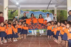 Trao tặng 300 bộ đồng phục học sinh cho Trường Mầm non Sao Mai (Na Son).