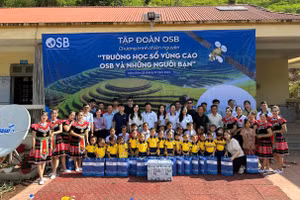 Trao quà, thiết bị tặng cô và trò tại điểm trường mầm non Hô Hài 1, xã Chà Cang. 