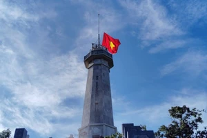 Lá cờ Tổ quốc tung bay trên Cột cờ A Pa Chải.