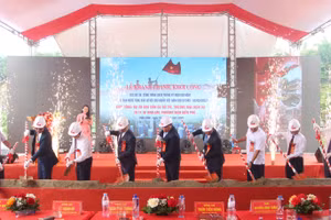 Các đại biểu thực hiện nghi thức xúc cát khởi công tại buổi lễ.