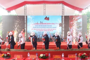 Các đại biểu thực hiện nghi thức xúc cát khởi công tại buổi lễ.