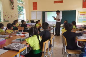 Học sinh trường Tiểu học xã Sam Mứn, huyện Điện Biên trong giờ học tiếng Thái.