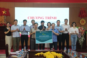 Sở GD&ĐT Điện Biên tiếp nhận 1.235 bộ sách giáo khoa với tổng trị giá 290 triệu đồng.