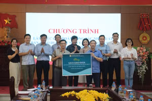 Sở GD&ĐT Điện Biên tiếp nhận 1.235 bộ sách giáo khoa với tổng trị giá 290 triệu đồng.