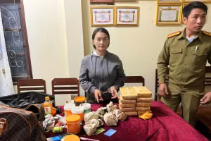 Đối tượng Xua Giàng cùng tang vật 10 bánh ma túy tổng hợp. (Ảnh: CACC)