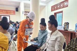 Cán bộ, công nhân viên Đội Quản lý Điện lực Khu vực Điện Biên Phủ tuyên truyền cho người dân về an toàn hành lang lưới điện. 
