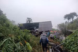 Gần 300 người tham gia tìm kiếm các nạn nhân. (Ảnh: Lê Huyền)