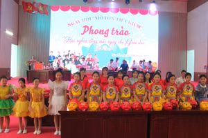 Toàn cảnh Ngày hội "Mổ lợn tiết kiệm" tại huyện Nậm Pồ. 