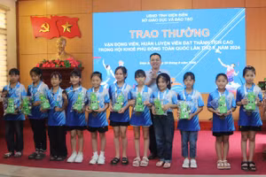 Ông Nguyễn Văn Đoạt, Giám đốc Sở GD&ĐT Điện Biên trao huân chương cho các vận động viên môn thi TD - Aerobic.