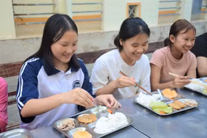 Những bữa ăn miễn phí như một lời động viên "sĩ tử" vùng cao.