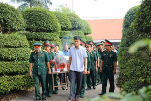 Đưa tiễn hài cốt liệt sĩ hy sinh trong kháng chiến chống Pháp về nơi an nghỉ cuối cùng.