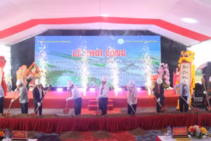 Các đại biểu thực hiện nghi thức xúc cát khởi công tại buổi lễ.