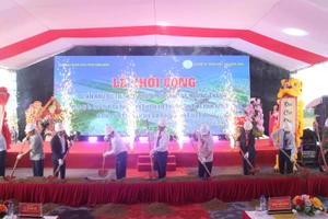 Các đại biểu thực hiện nghi thức xúc cát khởi công tại buổi lễ.