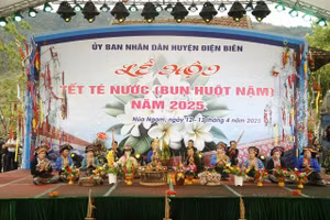 Lễ cúng tổ tiên do các bậc cao niên trong bản Na Sang 1 chủ trì.