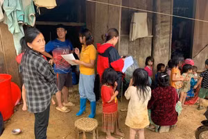 Giáo viên vùng cao Điện Biên vận động phụ huynh cho con tới lớp học.