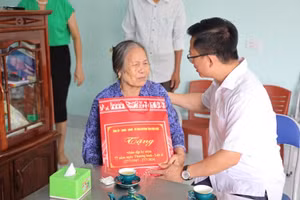 Lãnh đạo tỉnh Điện Biên thăm hỏi, tặng quà người có công, thân nhân người có công với cách mạng và thân nhân liệt sĩ.