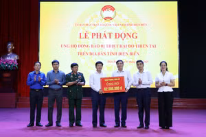 Ủy ban MTTQ Việt Nam tỉnh Điện Biên tiếp nhận tiền ủng hộ của Văn phòng Tỉnh ủy.