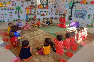 Giáo viên trường Mầm non số 1 Sá Tổng dạy học sinh nhận biết chữ cái và tập nói. 