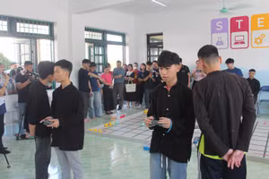 Học sinh Trường PT DTNT tỉnh Điện Biên tham gia trò chơi điều khiển robot.