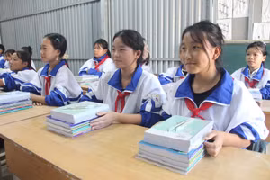 Học sinh Trường PTDTBT THCS Chiềng Sơ phấn khởi khi nhận được sách giáo khoa mới sau lễ khai giảng. 