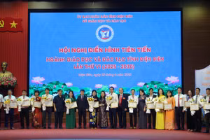 Ban tổ chức trao tặng Giấy khen cho các tập thể có thành tích xuất sắc trong phong trào thi đua yêu nước ngành GD&ĐT giai đoạn 2020 - 2025.