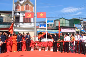 Bí thư Tỉnh ủy Điện Biên Trần Quốc Cường (bên phải, áo đen) cùng gia đình cố nhà văn Hữu Mai thực hiện nghi thức kéo băng khánh thành tên đường.