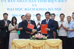 Chủ tịch UBND tỉnh Lê Thành Đô và PGS.TS Huỳnh Quyết Thắng, Giám đốc Đại học Bách khoa Hà Nội ký kết thảo thuận hợp tác với sự chứng kiến của các đại biểu.