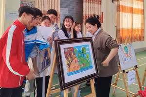 Học sinh trường THPT Mường Nhà hào hứng với hội thi “An toàn và tiết kiệm điện”.