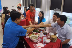 Đoàn viên công đoàn phấn khởi tham gia chương trình. 